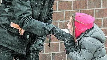 Hugh Jackman si fetita lui s-au bucurat din plin de prima ninsoare. Au bombardat paparazzii cu bulgari