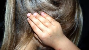 Un tată devastat de durere l-a obligat pe cel care i-a violat fetița să-și sape mormântul, înainte de a-l înjunghia