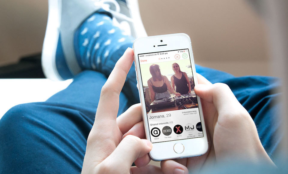 Bogaţii au versiunea lor secretă de Tinder! Ce criterii trebuie să îndeplinească oricine îşi doreşte să vorbească sau să iasă la întâlniri cu celebrităţile