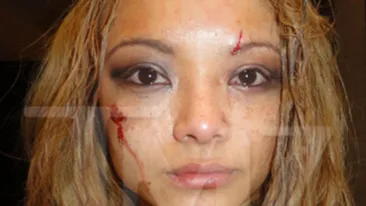 Tila Tequila a fost batuta cu pietre si sticle de bere! Spectatorii unui concert au aruncat cu urina in ea