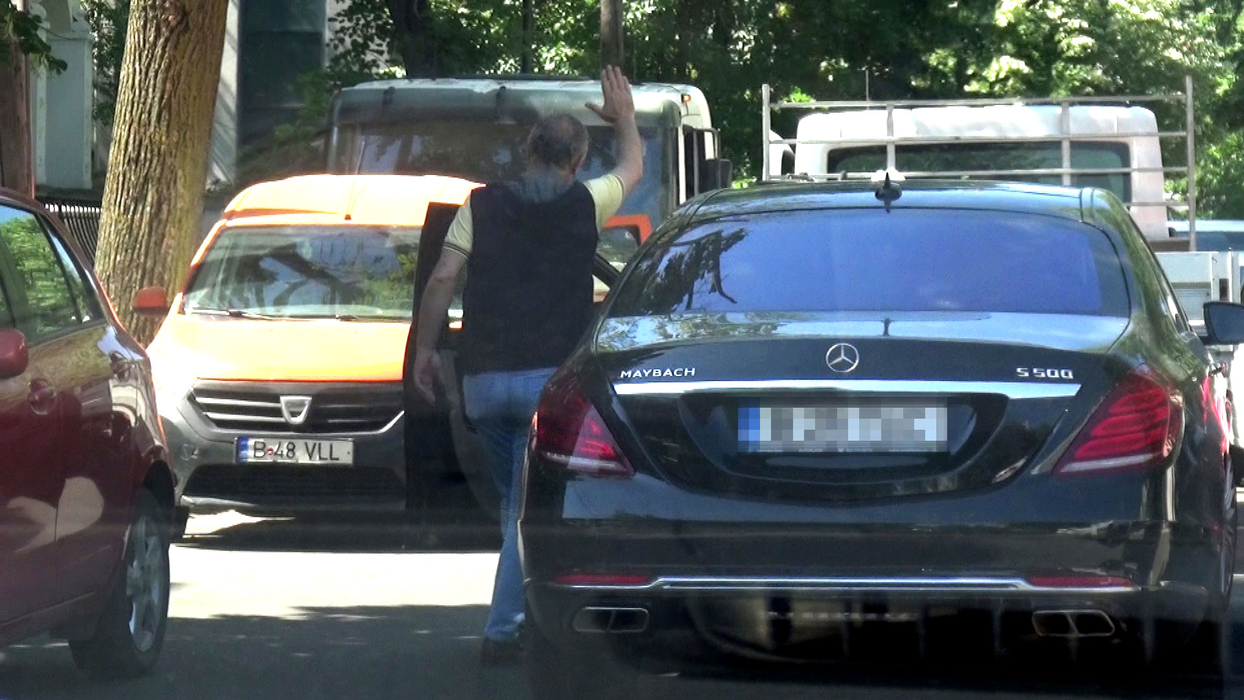 Gigi Becali a tras Maybach-ul în mijlocul străzii și a intrat în discuție cu o brigadă de muncitori