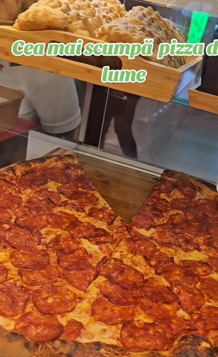 NU E BANC! Câți lei a plătit Florin pe o felie de pizza în Aeroportul Otopeni: ”Merge și cu credit ipotecar?”