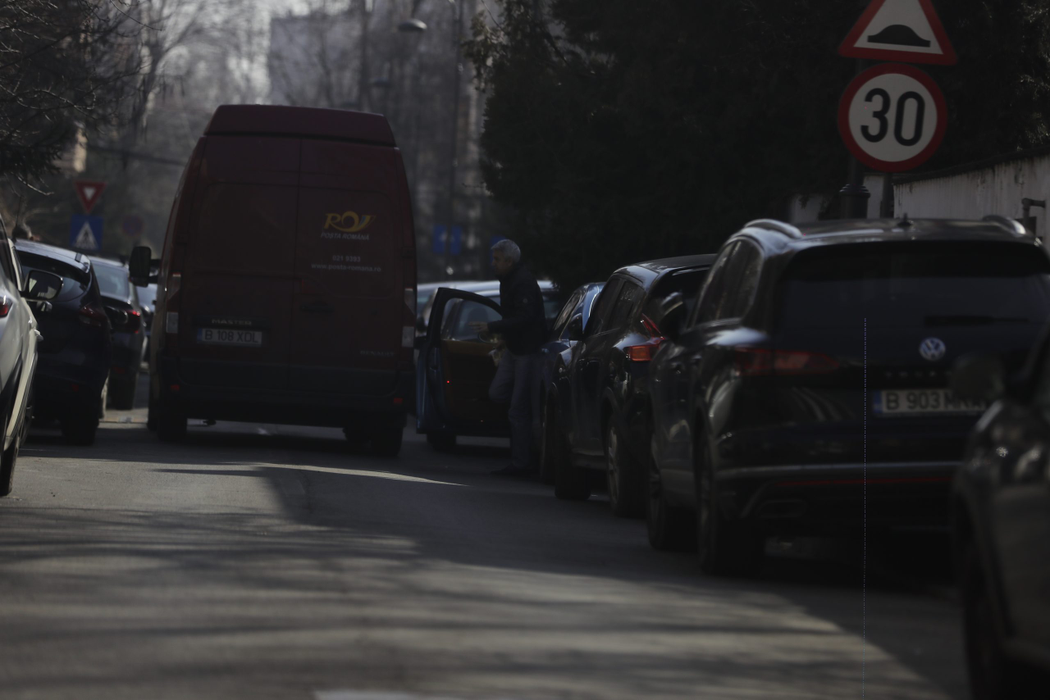 Dan Diaconescu, în fața vilei sale după ce și-a luat fiica de la școală