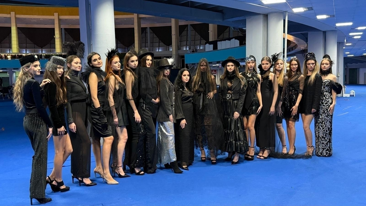 Colecția Black Opulence realizată de Beatrice Lianda Dinu prezentată în cadrul evenimentului Pasarela
