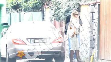 Camelia Potec s-a plimbat prin tot orasul cu Mercedesul personalizat in cautarea unei gradinite! Vezi ce abtibild si-a lipit pe masina!