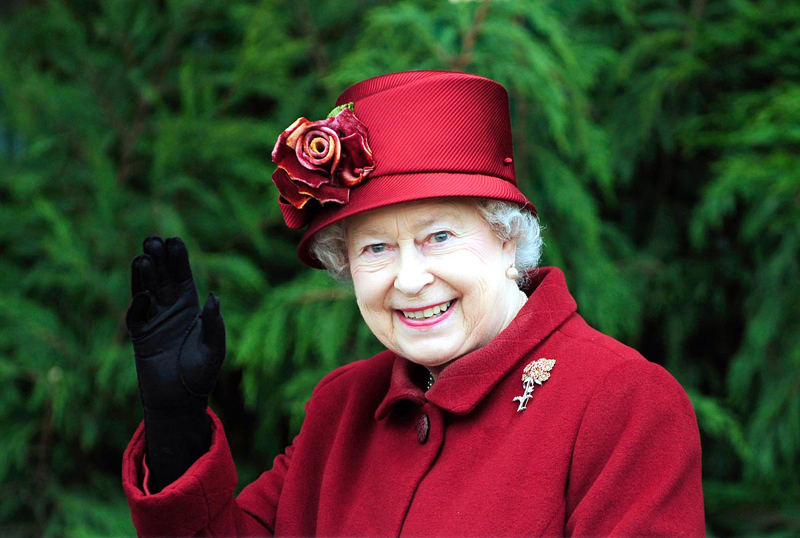 Britain's Queen Elizabeth II waves as she arrives for the final day of the Cheltenham Festival horse racing meeting in Gloucestershire, western England March 13, 2009.   REUTERS/Dylan Martinez     (BRITAIN SPORT HORSE RACING ROYALS IMAGE OF THE DAY TOP PICTURE) - RTXCQCA