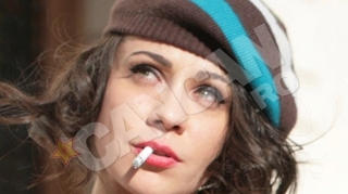 Ce s-a ales de tanara fitoasa din Casa "Big Brother"?  Andreea s-a facut bruneta, a fost logodita cu Bendeac si s-a apucat de teatru!