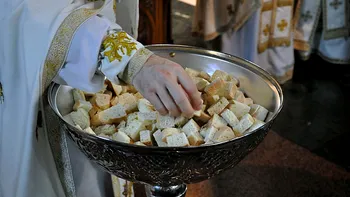 Cum se consumă, de fapt, anafura pe care o iei de la biserică în noaptea de Înviere? Regula pe care o încalcă mulţi