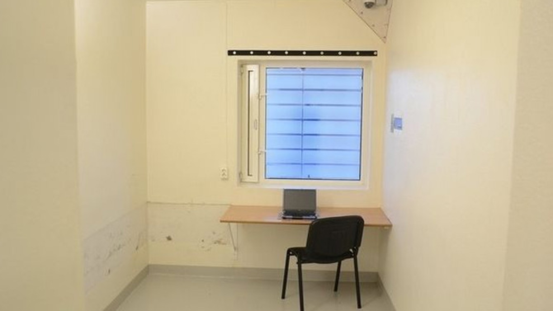 Uite cum arata celula in care va fi inchis "macelarul de la Oslo"! Breivik are banda de alergat, birou si laptop!