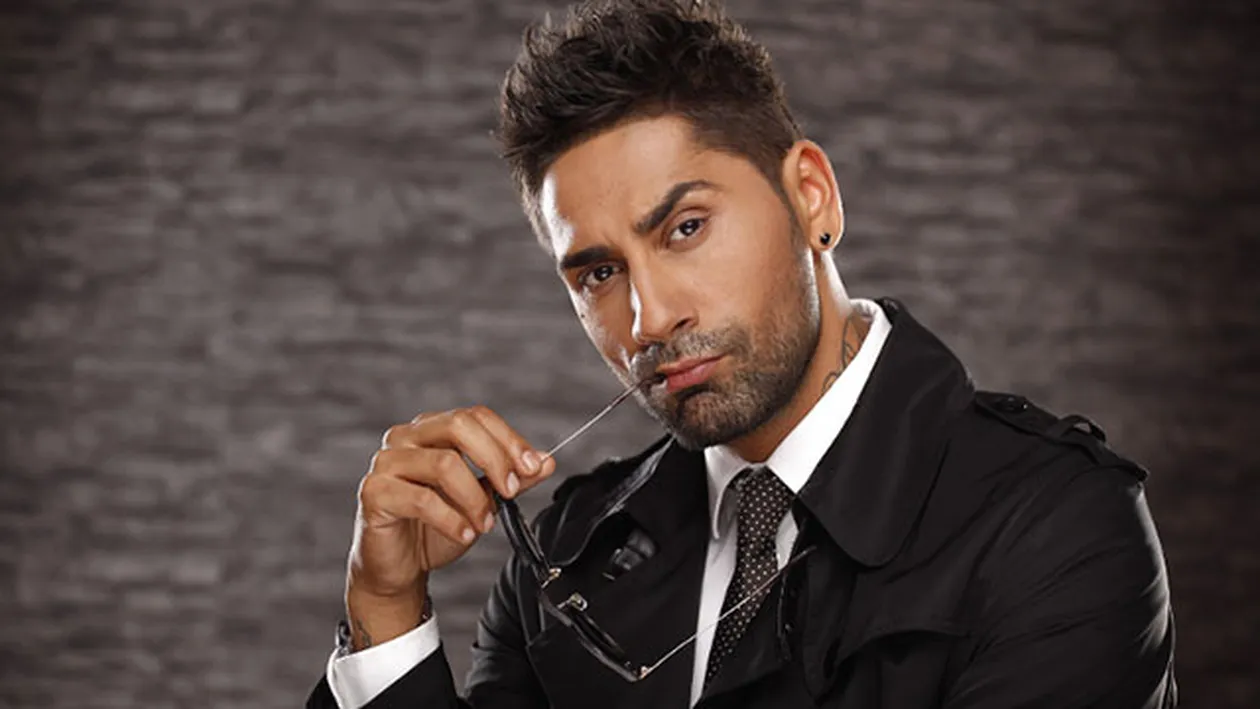 Ea este noua iubita a lui Connect-R! Vezi cum o saruta si ce spune despre relatia cu focoasa blonda!