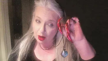 Cum arată femeia care nu și-a mai tăiat unghiile de 14 ani. A reușit să facă avere în online, cu imaginea sa!