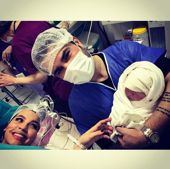 ADRIAN MUTU s-a fotografiat cu fiul lui în braţe, dar un alt lucru a atras atenţia! Ce se afla pe noptiera de lângă pat