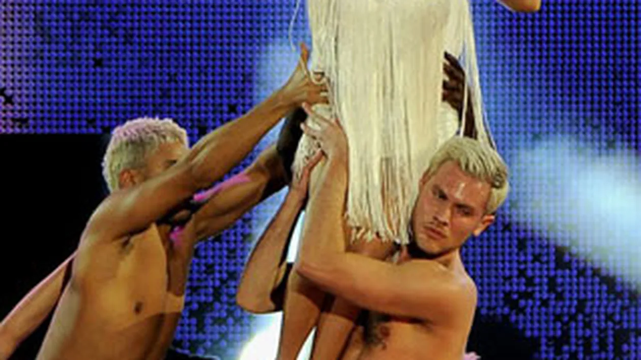 Rusinos! Dansatorii lui Kylie Minogue au burta si celulita!