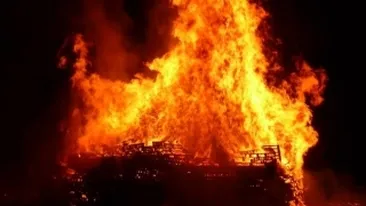 Un barbat de 80 de ani din Vrancea a fost omorat si incendiat de nepotul sau