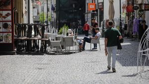 Românii care vor să meargă la terase trebuie să se supună triajului observațional! Ce presupune acest lucru și cu ce diferă de triajul epidemiologic