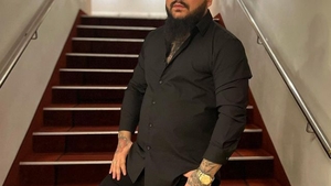Videoclipul lui Dani Mocanu cu tancul a fost lansat pe YouTube: "A lovit intenţionat maşinile ca să-şi facă reclamă"