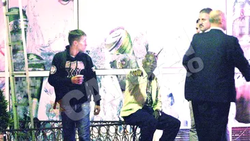 Celebrul solist Coolio a atras toate privirile cu lookul sau ciudat! A sprijinit gardurile la Gara de Nord!