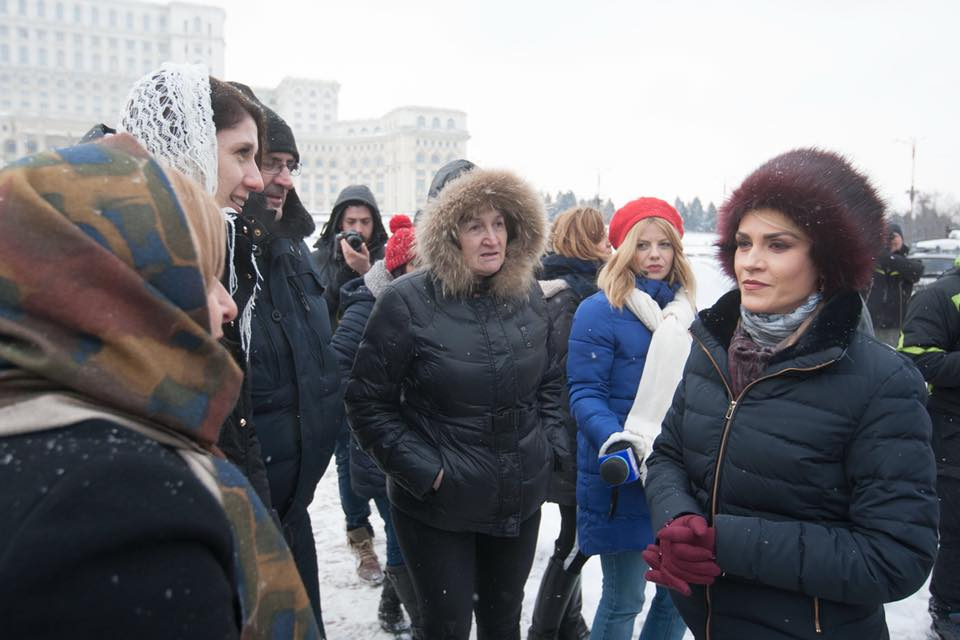 Gabriela Firea, pusă la zid din cauza căciulii pe care o purta! Primarul general a făcut precizări: ”Este cumpărată de la tarabă, aveau și…”