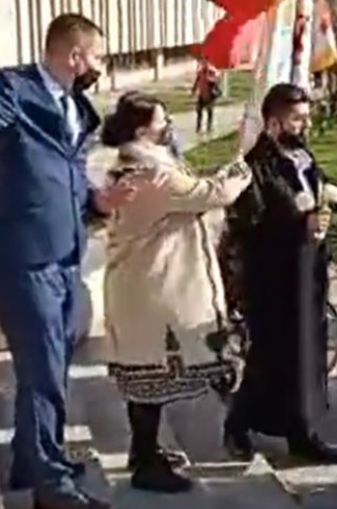 Cum s-a îmbrăcat Niculina Stoican la înmormântarea lui Petrică Măţu Stoian. Nu a ţinut doliu. FOTO