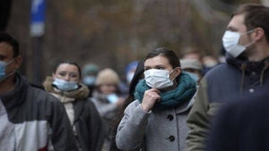 Masca de protecţie, obligatorie în toate spaţiile publice închise și deschise din Capitală, începând de vineri. Care sunt excepţiile