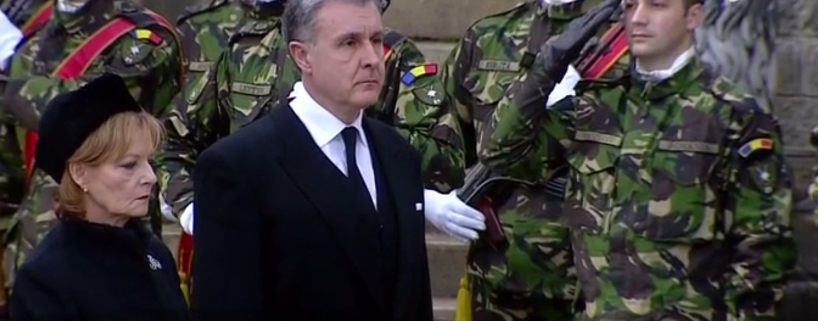 Cortegiul funerar a ajuns la Castelul Peleş