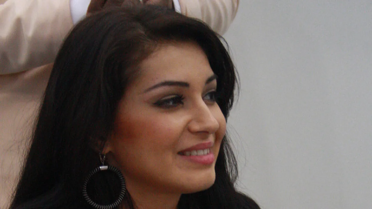 Elena de la Mandinga a scăpat de acnee? Tenul solistei arată acum mai bine ca niciodată. Crezi că a apelat la Photoshop?