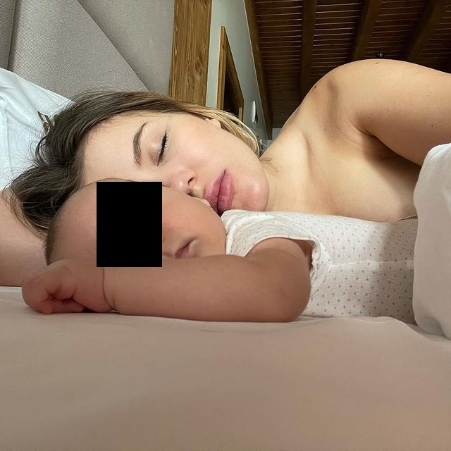 Emily Burghelea alături de fiica ei / Sursă foto: Instagram