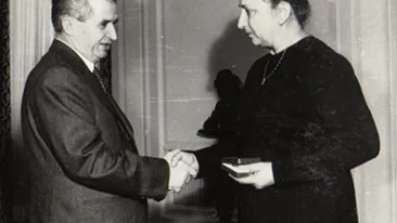 Filmata in timp ce lovea fara mila un bolnav! O persoana din anturajul lui Nicolae Ceausescu, arestata pentru maltratarea unor persoane cu Alzheimer!