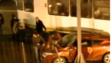 Momente de panica, in centrul Bucurestiului! Un tramvai a deraiat, dupa ce ar fi fost lovit de o masina, in Pasajul Victoriei
