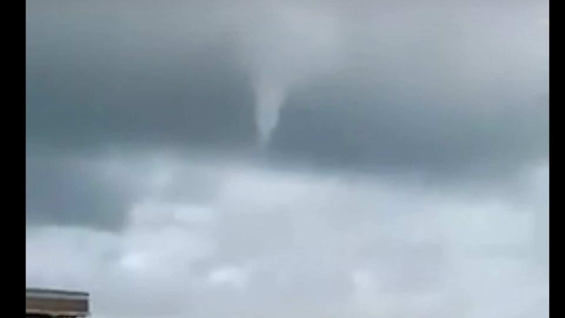 Fenomen meteorologic neobişnuit la Marea Neagră.  O trombă marină cu aspect de tornadă, vizibilă pe țărmul din Eforie Sud