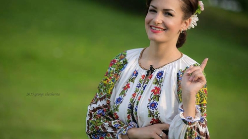 O cântăreaţă cunoscută din România a recunoscut:„Am avut păduchi...”
