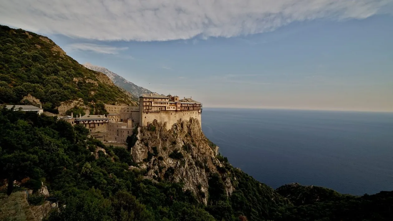 Scandalos! Un botoșănean care lucrează pe Muntele Athos a fost împușcat de un preot, tot român. Victima se află în stare critică