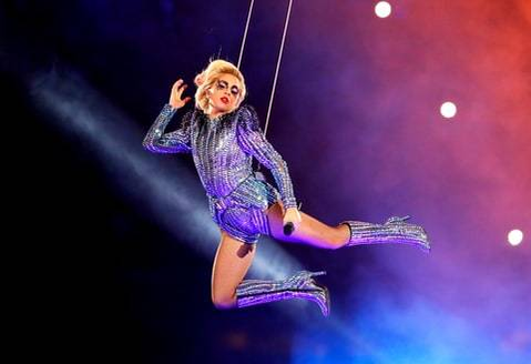 Celebra LADY GAGA a făcut un show de senzaţie la „Super Bowl“! Cântăreaţa a fost minute bune suspendată în aer doar de câteva corzi