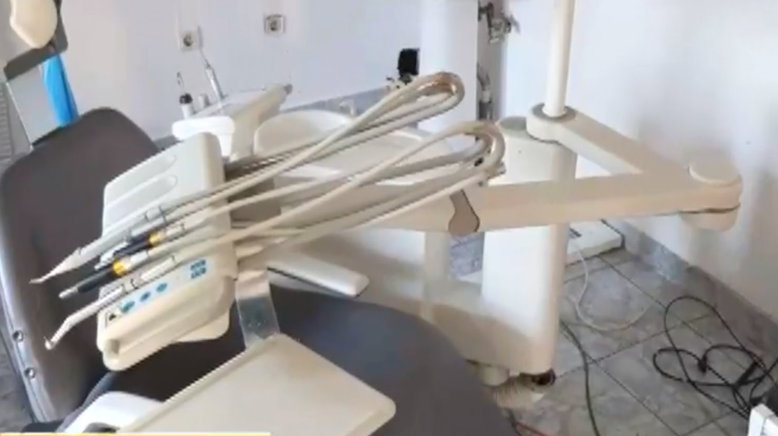 Autoritățile au descoperit un dentist fals într-un sat de lângă Capitală! Bărbatul era de fapt zidar