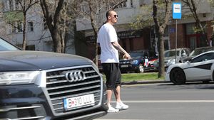 În plin scandal cu Gigi Becali, Denis Alibec s-a dus la mall și... Cu cine s-a fotografiat atacantul FCSB-ului