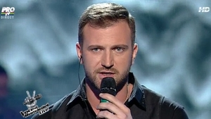 A ajuns in finala la "Vocea Romaniei", dar acum canta intr-un bar din provincie! Vezi cum suna viitorul pentru solist!