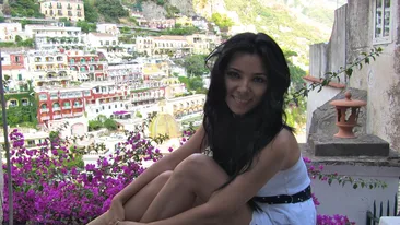 Asa sigur n-ai mai vazut-o! Corina Caragea, in costum de baie, in timp ce se dadea in leagan! Arata incredibil de bine