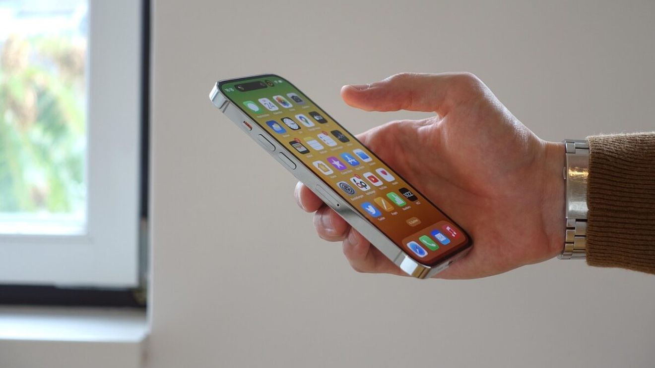 Tu și cu iubitul/a vă țineți telefonul pe silent tot timpul? Specialiștii au aflat ce spune asta despre voi, de fapt