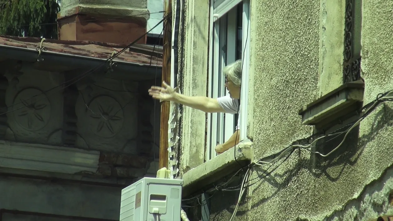 Vecina se isterizeaza, pe Cristea nici n-o intereseaza! A ignorat-o total pe cea care cauta scandal