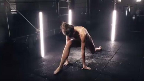 Cel mai hot ingeras de la Victoria’s Secret! Si-a etalat posteriorul super-bombat si le-a aratat tuturor cat e de flexibila VIDEO