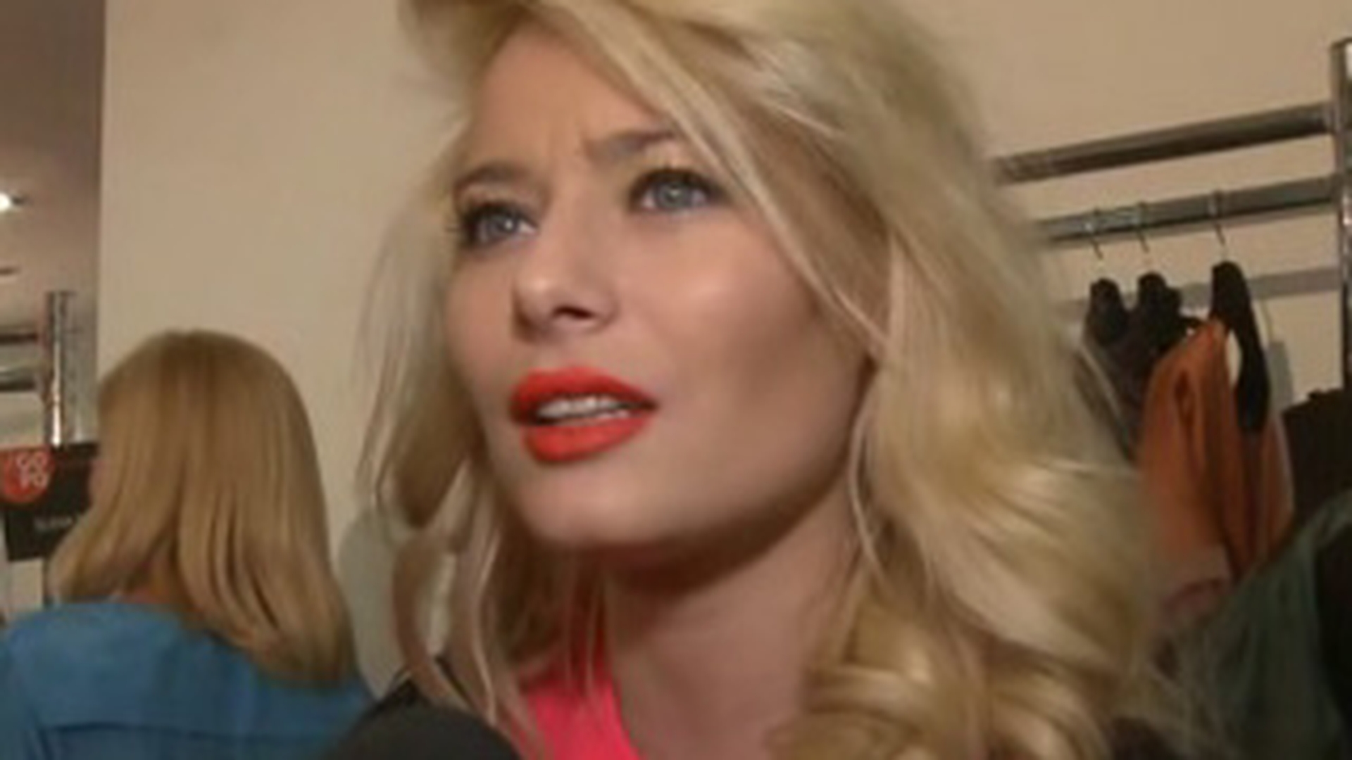 VIDEO Laura Cosoi: "Nu prea dau haine, ma despart greu de ele"