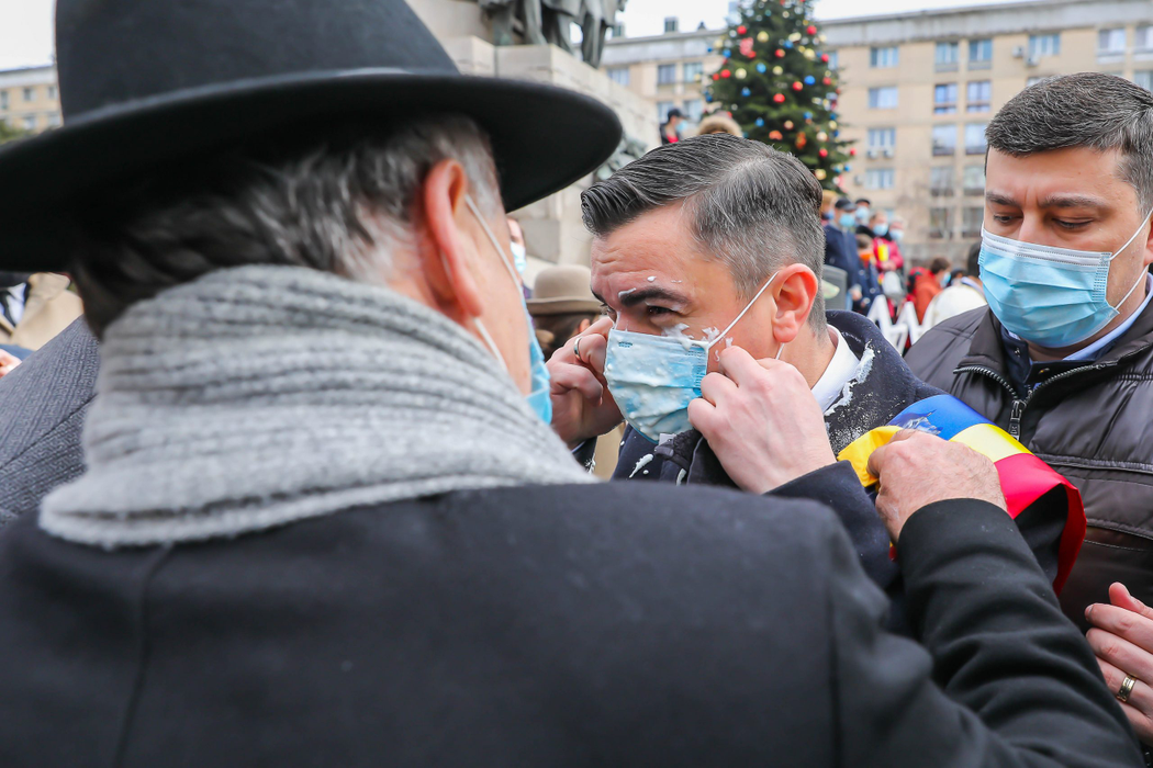 Emil Constantinescu cu cerneala, Mihai Chirică cu iaurtul. Primarul din Iași, protagonistul unui incident amuzant. FOTO