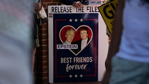Presupusa felicitare a lui Donald Trump către Jeffrey Epstein arată ce relație bizară aveau cei doi: „Fiecare zi să-ți fie un secret minunat”
