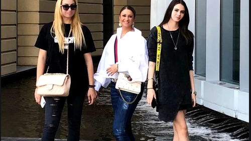 Câți bani de buzunar le dă Anamaria Prodan fiicelor ei. Câți lei primesc Sarah și Rebecca în fiecare lună
