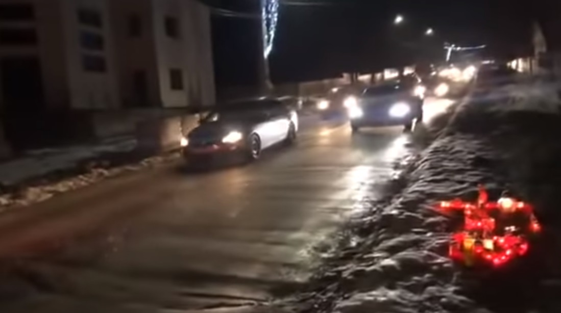 Sicriul cu trupul lui George Parașteac a fost adus acasă de la morgă. Mama lui a leșinat când l-a văzut în coșciug