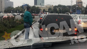 A urinat lângă clădirea Guvernului! Scene incredibile surprinse în Piaţa Victoriei de un cititor CANCAN