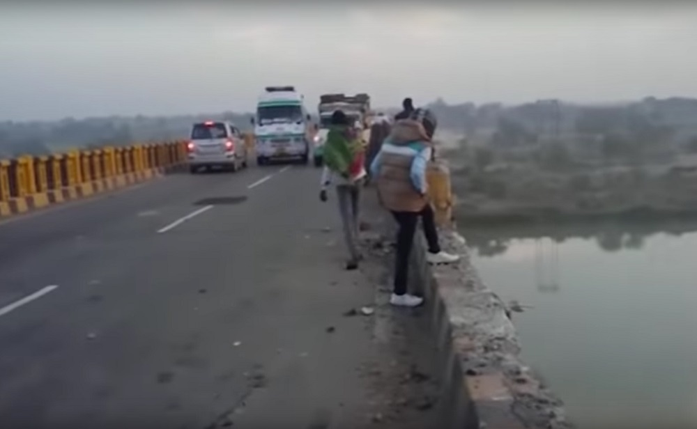 VIDEO / Un autocar cu pelerini a plonjat în apă, de la 20 de metri! Bilanţul tragediei: cel puţin 33 de morţi şi peste 15 răniţi