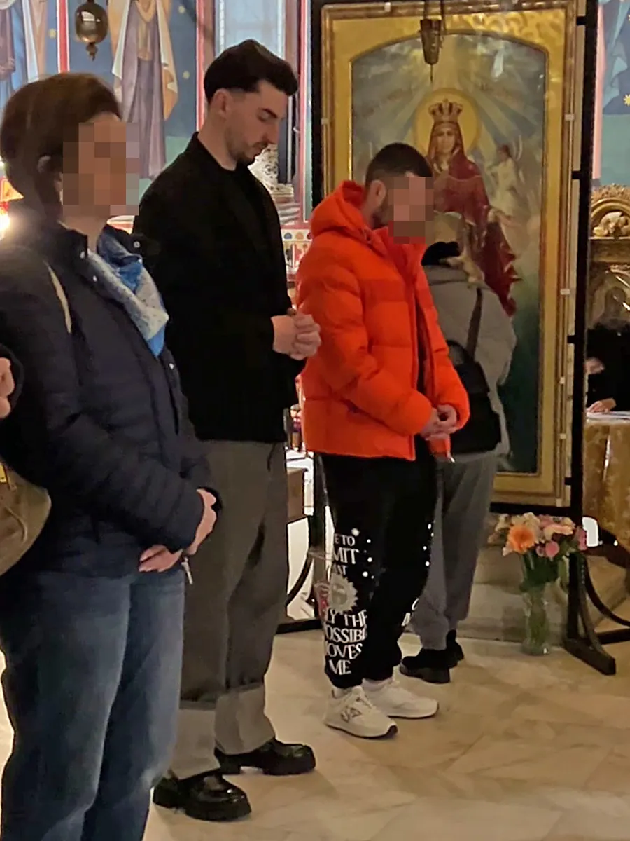 Andrei Vlad ascultă slujba cu evlavie