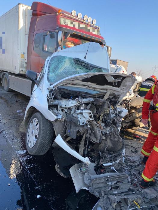 Accident cumplit pe A1! Mașinile s-au transformat în mormane de fiare. Șoferii nu au avut nicio șansă