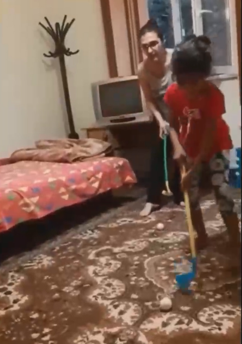 Noi imagini cu Sorina, fetița luată de mascați! Cum a fost filmată alături de mama ei adoptivă